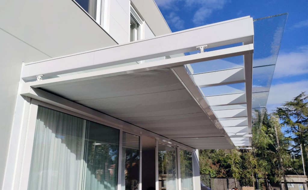 Cómo combinar toldos y cortinas a medida para lograr confort, estilo y eficiencia en tu hogar